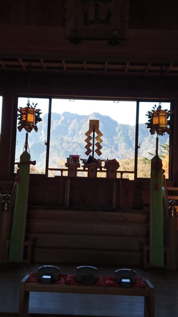 石鎚神社 西日本で最も高いところにある神社 ご利益は 願い事成就 不動明王と龍神とその他と